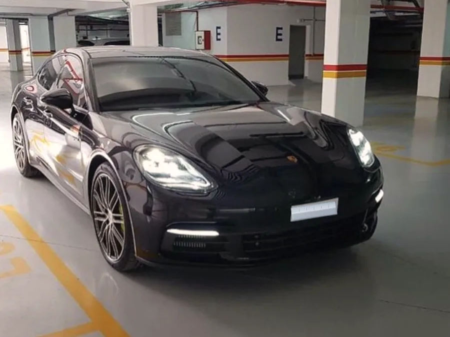 Porsche Panamera noire d'Azoum Cars